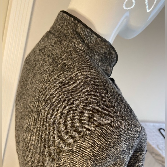 White House Black Market~Sweet~Ruffle Collar~Button Closure~Short Blazer~Size 2 - Picture 14 of 16